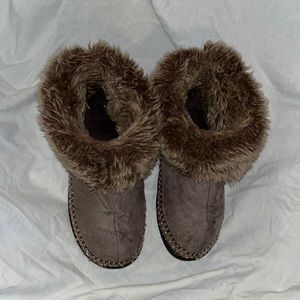 Isotoner slippers, Size 7.5-8 Machine Washable, brown with faux fur.
